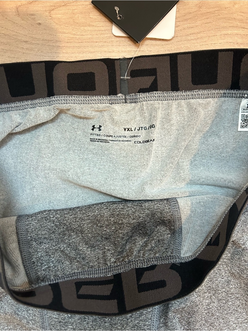 NWT ! Under Armour Kids' Charcoal Gray Compression Leggings with Black Waistband - Picture 4 of 4